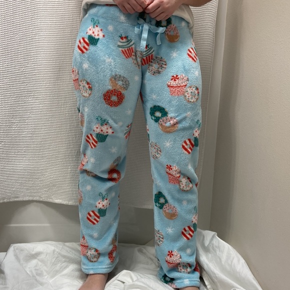 Women’s Daydream by Berkshire Home cupcake & donut fuzzy pajama bottoms. Size S - Picture 1 of 14